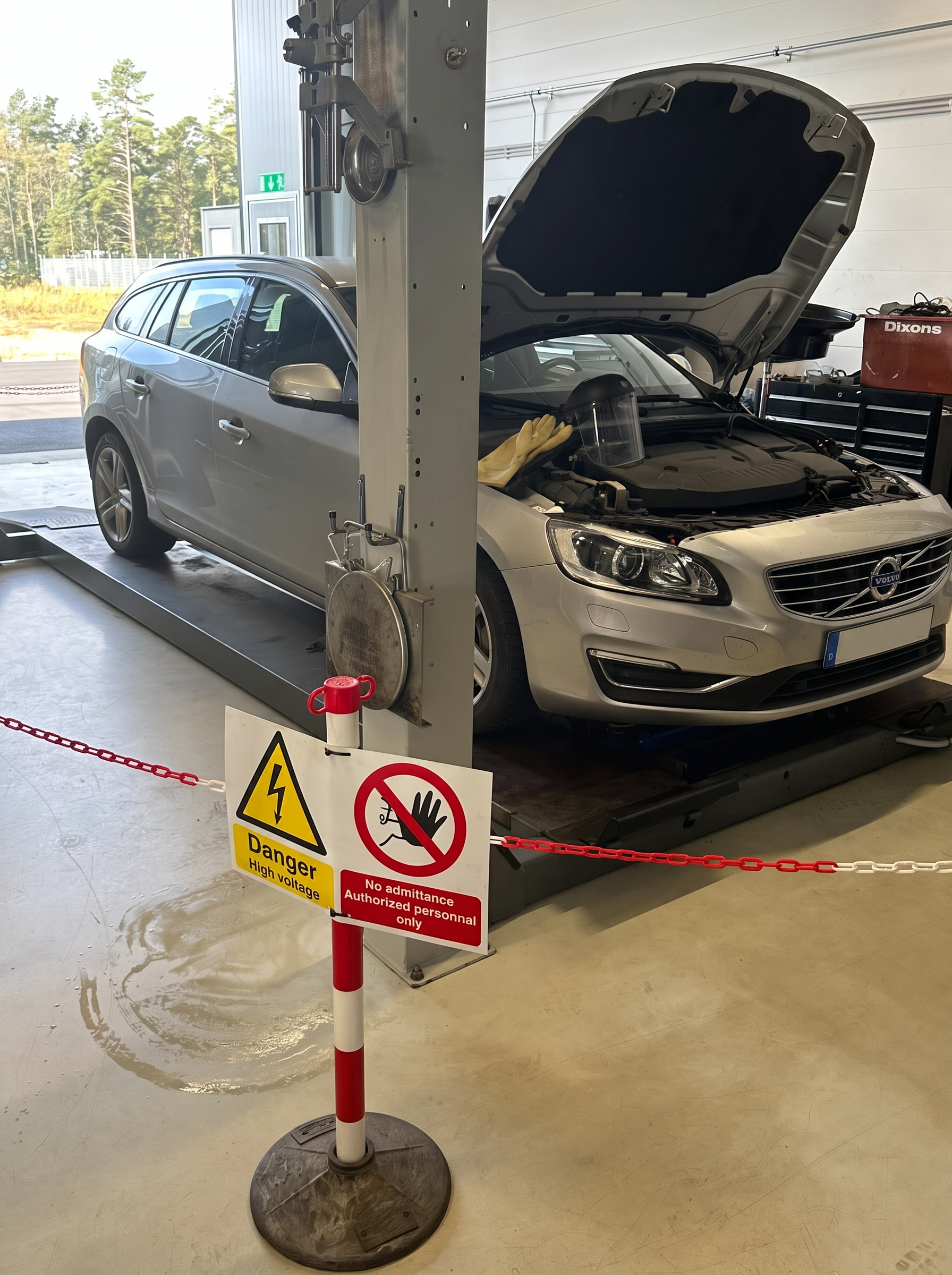 Mekaniker som arbetar med en bilmotor
