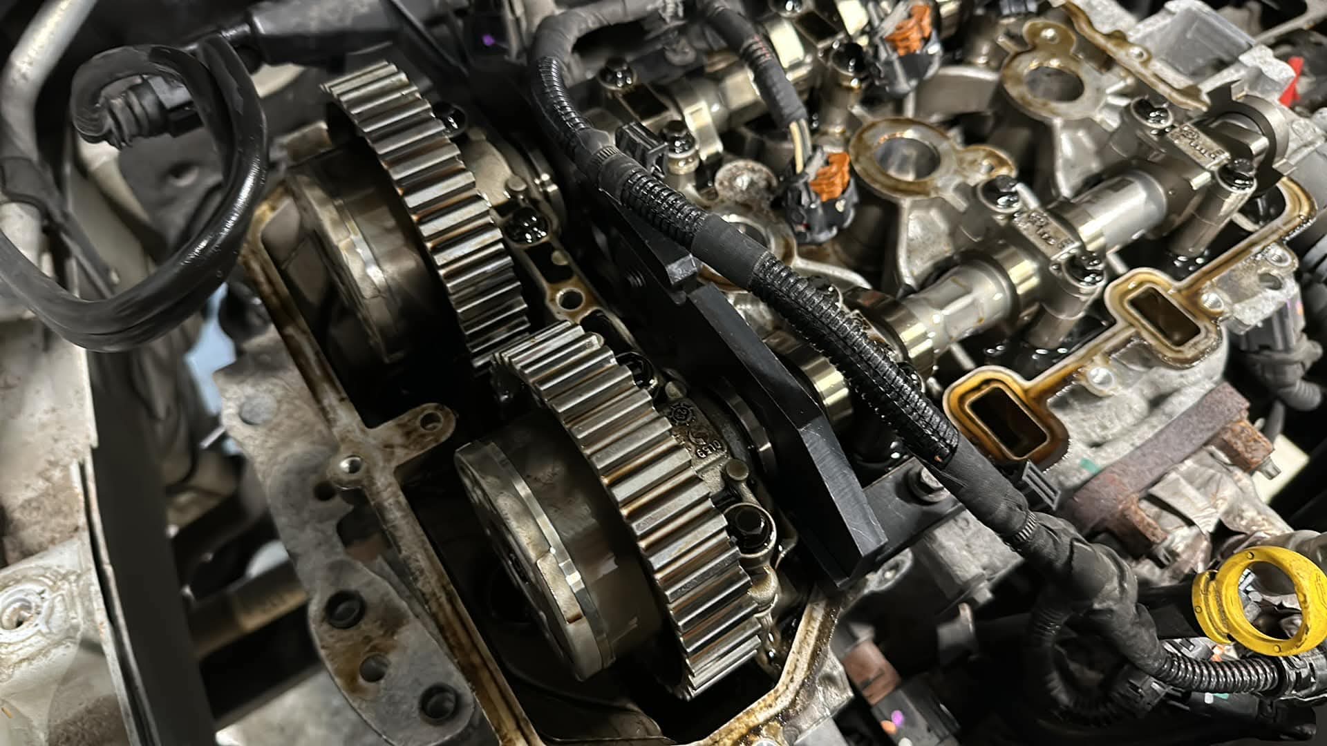 Närbild på kamaxlar och kamkedja under motorreparation